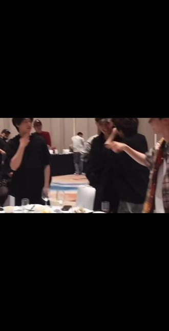 丁程鑫年会发了6万6,丁哥好大方,小孩抽中了,但是小孩没有v x 跟zfb #丁程鑫#年会#红包