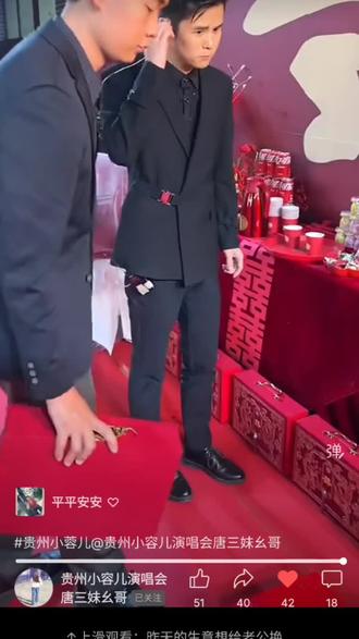 几千万的家庭的富二代准备的订婚礼物,准备了好多好多现金,可惜到最后全泡汤了,富二代妈妈一出场还带了一位富二代的未婚妻来了,富二代家里有几个女孩子喜欢他的,富二代就是不要那些女孩子。一开始富二代妈妈同意他跟小蓉儿两个人订婚的,后来又变味了,反正在怎么子都不同意富二代跟小蓉儿订婚的,富豪人家看不起贫穷人家,反正富二代不可以带小蓉儿进他家的门,两个人那么彼此深深的相爱着对方,这样子也是何苦呀@贵州小蓉儿9262@阿亮先森0422