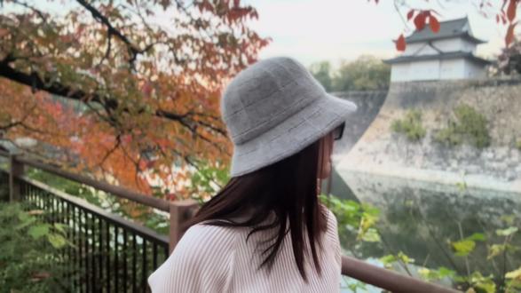 几个月前买的日本回加机票因为是日本中转,日本廉价航空不能取消 只能一个人硬着头皮去了大阪 人依然很多 国航过去的飞机我以我包机了 可以随意找座位横着睡到大阪 现实是基本没有空位 到了大阪和京都也是感觉人山人海 鬼冢虎门店排大队都没进去 但是感觉大陆来的游客确实少了一些 西方和东南亚等地区的游客很多 秋天真的值得来一次京都 美的很震撼 总的感觉日本人大部分很友善特别是女性 没有感觉到太多歧视特殊对待 大部分都很客气礼貌的 来了几十次日本 第一次遇到一件不愉快的事儿让我对日本小男生态度彻底改变 因为不熟悉路 在JR里向一个工作人员小哥问路 他成心指错路给我 我自认为英文表达还可以 感觉他说的也还可以 但是他明显给我了一个错误信息 还好我仔细想了一下没有听从他的安排从新回站台乘车 那个男孩是真坏啊 应该是极右翼分子对游客很不友好 本来想回去骂他一下 但是赶行程算了 最主要我只是一个小女人 出门在外还是别找事情好 以后自己研究吧 至少不会再问小男孩了 大阪京都很好很美 下次还是去东京吧😊