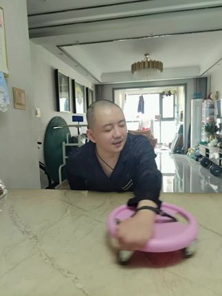 患侧手没功能用滑盘擦桌子,外扩开始两只手,现在单手,越来越轻松了#脑出血偏瘫康复锻炼 #偏瘫手指康复训练