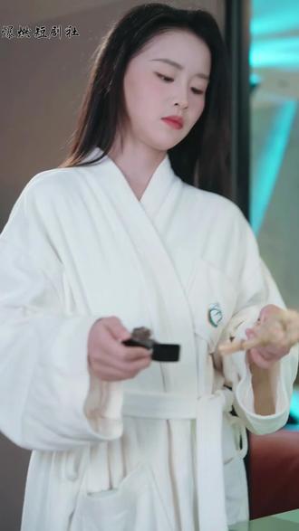 致命来电 - 女孩痴迷高富帅男友,竟不信室友鬼婚警告,亲手烧掉唯一的保命草人!
#致命来电 #悬疑 #惊悚 #热播短剧