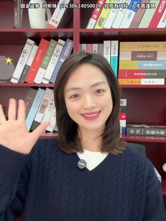 白银LOF溢价率高达40%,套利流程+注意点! 最近白银突然又火了一把,但很多人可能没注意到一个非常危险、却也非常关键的数据:
白银 LOF 的场内溢价,一度超过了 40%。
不少宝子私信问我两个问题:
第一,这种溢价还能不能追?
第二,如果不能追,有没有办法把这 40% 变成机会?
今天这条视频,我就把这件事一次性讲清楚。
⸻
一、为什么白银会被炒到 40% 溢价?
先说背景。
白银本身既有避险属性,又有工业属性,在当前环境下,很容易成为资金集中追捧的对象。
但真正把价格推到极端的,并不是白银“有多好”,而是我们在 A 股市场里,能买到的白银工具太少了。
银行纸白银手续费高,
场外白银基金申购又被严格限额,往往只能买一两百块。
结果就是:
看好白银的资金,只能全部挤进场内唯一的白银 LOF,
情绪一旦上头,价格就会明显偏离真实价值,溢价被一路推高,最终冲到 40%。
⸻
二、40% 溢价,意味着什么?
先说结论:
这不是一个适合追高的位置,但它可能是一个“套利窗口”。
很多看过我之前视频的宝子应该知道,
高溢价 ≠ 机会,
但高溢价 + 可申购 = 可能存在套利空间。
套利的核心逻辑只有一句话:
同一个标的,在不同市场出现了不合理的价格差。
LOF 在场内是二级市场交易价格,
里面包含了大量情绪溢价;
而场外申购,是按基金净值成交。
举个简单的例子:
如果场内价格是 2.4 元,但基金净值只有 2 元,
不考虑成本的情况下,中间这 0.4 元,就是理论上的套利空间。
⸻
三、套利是怎么操作的?
逻辑其实并不复杂。
你在交易软件里,
找到对应的白银 LOF,
选择按净值进行场外申购。
申购成功后,
一般在 T+2 个交易日,
这部分份额会出现在你的账户里。
等到份额到账,
你再根据当时的场内价格卖出,
中间的价差,就是这次套利可能获得的收益。
⸻
四、但这一步,很多人容易忽略风险
重点来了。
从申购到卖出,中间存在时间差。
这意味着三件事可能同时发生:
•白银价格本身出现快速回落
•套利资金大量涌入,溢价被迅速压缩
•再叠加申赎费、交易佣金,利润被明显侵蚀
所以你会发现,
溢价越高,看起来越诱人,实际上风险也在同步放大。
套利不是“无风险赚钱”,
更不是适合所有人的操作。
#ETF #LOF套利 #白银LOF