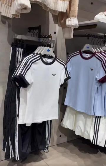 adidas|三叶草黑白条纹短袖
这款adidas三叶草短袖,经典黑白配色+三条杠设计,简约又运动感满满!
纯棉材质,透气舒适,夏天穿超合适。
修身版型+圆领,修饰身形,日常出街、运动、休闲都能轻松驾驭。
胸前三叶草Logo超有辨识度,搭配高腰裤或运动鞋,轻松get复古甜辣风。
#阿迪达斯adidas #三叶草短袖 #经典款穿搭 #跃翔运动城 #跃翔运动城时代店