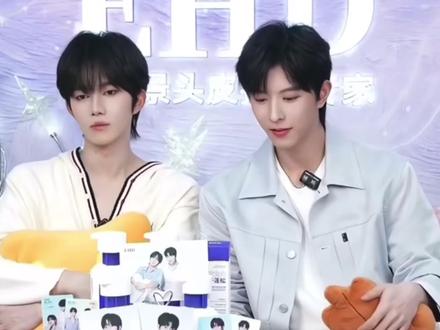 “白我一眼什么意思”
“后退半步什么意思”#触及真心 #向全世界安利 #嗨嗨 #一起走花路 #甜蜜暴击