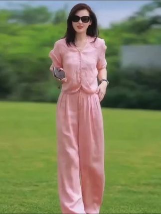 2025夏高级粉苎麻套装:修身显瘦显气质 2025夏季新款高级感粉色苎麻套装,自带温柔滤镜超吸睛。苎麻面料透气清爽,夏日穿不闷汗还显质感。上衣修身剪裁贴合身形,巧妙藏肉;下装利落版型显腿直,整套穿显瘦又显高。自带时尚气质,还能轻松减龄,无论是日常逛街、闺蜜约会还是轻通勤,穿上都能展现优雅魅力,轻松成为人群中亮眼的存在,满足夏日对精致穿搭的需求。#时尚气质穿搭 #时尚穿搭 #时尚女装穿搭 @抖加🔥上热门🔥dou+🔥热点宝