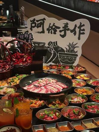 乌鲁木齐西边阿恰·牧野烤肉,米东吾悦店,Ccmall店会展吾悦的店,新店预售新品直接封神,味蕾直接原地起飞!
木姜子彩椒肥牛:山野清香的木姜子撞上鲜辣彩椒,裹着肥瘦相间的肥牛,烤到滋滋冒油,酸辣解腻,一口鲜到上头
烧椒肥牛:鲜青椒现剁现激香,辣得清新不燥,肥牛嫩到入口即化,裹着生菜吃幸福感爆棚
油泼辣子肥牛:热油浇淋的瞬间香气炸裂,香辣醇厚不呛喉,嗜辣星人直接狂喜
和牛肝菌炒饭:颗颗分明的米饭吸满菌香与肉香,咸香入味,空口吃两碗都不够
甜品更是点睛之笔!桃桃椰奶露清甜爽口,手作炖梨炖得软糯多汁,润肺解腻,吃完烤肉来一碗,暖到心坎里
现在CCMall和会展吾悦新店即将开业,再也不用跨区排队啦!在家门口就能沉浸式体验森系牧野风,现拌烤肉的鲜香+无限续点的快乐,性价比直接拉满~ 约上饭搭子冲就对了,晚了又要排队#西边阿恰 #乌鲁木齐美食 #乌鲁木齐新店开业 #乌鲁木齐Ccmall (广告)