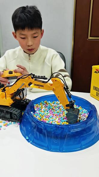 国潮玩具超大号三合一遥控合金仿真挖掘机亲子玩具男孩新年礼物#遥控挖掘机 #挖掘机 #合金挖掘机 #3-6岁儿童挖土机工程车 #儿童礼物 @巨量千川