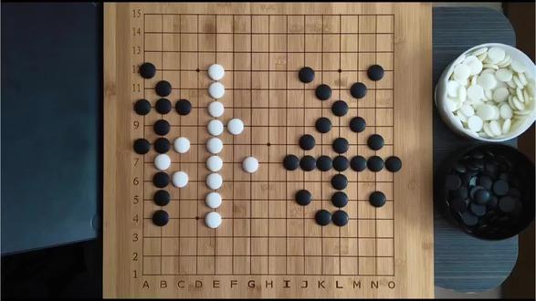 神之一手,补杀的艺术 补杀,顾名思义就是将原本不完整的、缺乏条件的、无法取胜的补充成完整的、满足条件的、可以取胜的。
直接进攻缺点条件无法取胜,将杀的条件补全,这就是补杀。
至于为什么叫神之一手,因为你下的越含蓄越神秘,对手就会越看不懂就越容易上当。
#五子棋 #五子棋教学 #无畏契约#三角洲行动 #五子棋最强阵法