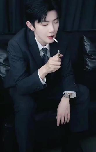 游主任。真是长在我的审美上了,😍