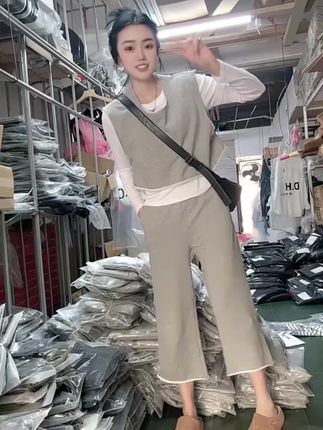 #显瘦穿搭 #谁穿谁好看 #爆款热卖中 #套装两件套 #套装穿搭