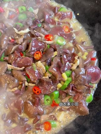 第一次吃这个红乳牛肝菌真的惊艳到我了,口感爽滑脆嫩,做法简单,可以炒肉,炒辣椒,真的很好吃!#红乳牛肝菌#你们吃过吗#云南特产美食#蘑菇#鲜美的味道