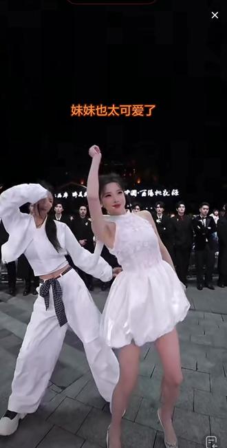 李佰万和妹妹一起跳,妹妹太可爱了…#龙浩天大舞台 #龙妹妹