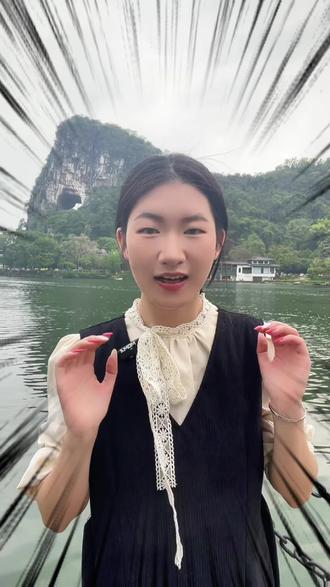 很多人来桂林 真的只玩了个表面 直奔象鼻山拍张照片 随便吃碗米粉 一顿啤酒鱼就算打卡完毕 完全没体会到桂林真正的山水之美 作为桂林本地人 今天就给大家讲清楚#桂林旅游攻略 #桂林旅游 #桂林旅游避坑指南 #桂林旅游四天三夜 #桂林旅游跟团