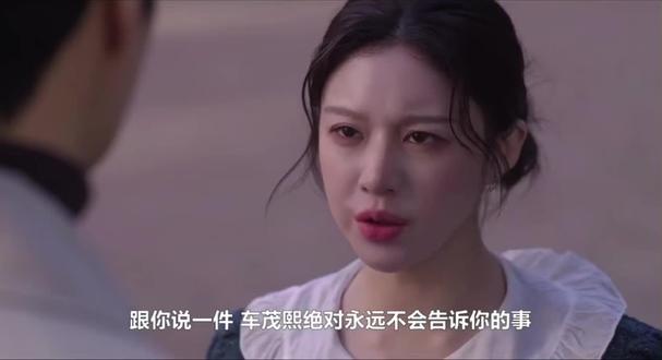 《爱情怎么翻译》:
刺猬如果要舒展蜷曲的身体,意味着要完全信任面前这个人不会有刺伤它的刀刃。对于车茂熙而言,不是她不被爱,而是她不相信她会被爱,从第一集papago先生抱住哭的狼狈的她,她高筑的城墙就已经裂了一道缝,周浩镇的温柔耐心和成熟的问题处理能力就像一道光一样照了进来,所以她害怕了,她觉得这是威胁,因为周浩镇旁观了,翻译了,甚至可能读懂了她的苦涩和总是不安的灵魂,但就算周浩镇读懂了属于车茂熙的语言,她仍然不安,因为她执拗地认为关心意味着入侵,交流意味着伤害,读懂她意味着会背叛她。可能连车茂熙自己都不知道,她的语言到底是什么。
在属于她的庆典终于到来时,她会接不住,所以才有了都拉美这个人格的出现,都拉美对她而言是分裂也是突破,她是车茂熙高敏感的衍生和“车茂熙语言”的翻译家,都拉美对车茂熙的每个举动其实都是车茂熙对自己的凌迟,因为她觉得车茂熙不会被爱,所以不愿意让她接触温柔的周浩镇,“如果有人对我温柔,我就会想死,温柔会使我死去,一想到会有终止,温柔比什么都可怕”,这是都拉美对幸福的注解,所以推开周浩镇的时候,她一直都在保护车茂熙,但是因为有了疯癫甚至残忍的都拉美,车茂熙的城墙彻底坍塌了,她再也无法忽视自己脆弱的心,她彻底看清了自己的挣扎和痛苦,也听清了自己对自己的“恶评”,是都拉美告诉车茂熙:“你到底想要什么”。然后让她成为了一个知道爱是爱,接受爱勇敢去爱和表达爱的车茂熙,最后,那个不安的灵魂终于相信自己有了爱的能力和相信自己被爱的勇气。
而对于周浩镇而言,很多观众说他一直在整理,确实是一直在整理,因为不管做什么他要有成功的把握才会去做,包括他的情绪,他藏在心里整理一番然后不给任何人带来负担,他的生活很平静,所以他不喜欢变数也不太相信运气,但是敏感却又带有一些浪漫特质的车茂熙却吸引了他,他开始表达自己的情绪。但是他对车茂熙绝不是毫无尊严的“她逃他追”,而是平等的表达自己的委屈,在两个人闹别扭的时候,他没有觉得自己失去一切,而是回归到自己的生活,不再配合车茂熙的任性,如果不是这么清醒有底线的周浩镇,车茂熙也许永远改不掉逃避的习惯。
所以,能够救赎一个回避型依恋人格的人的不仅是一个推不开的“周浩镇”,还有自己心中的那个“都拉美”。才能迎来属于自己的庆典。#爱情怎么翻译#金宣虎#高允真 #韩剧#回避型依恋