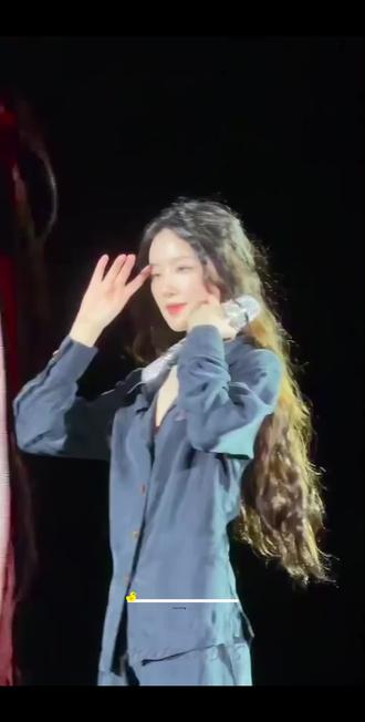 姐妹们、叶舒华同款穿搭来啦~这套真的好慵懒好松弛、高级感满满#高品质面料超级好看 #老钱风 #美炸了 #爱了爱了 #叶舒华直拍