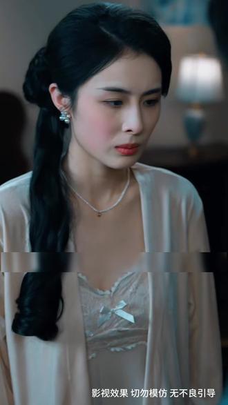 一幅画上居然有陌生女子的香水味 #诡画魅影#秒看好剧