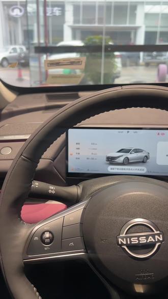 #东风日产重庆大学城4s店 #天籁鸿蒙座舱 #sound音响 #新车知识 #汽车知识 华为生态跨端互联更是华为用户的专属惊喜:手机靠近车辆无感连接,导航地址、未听完的音乐自动流转至车机,下车后信息无缝回流手机,彻底告别“上车连蓝牙、重设导航”的繁琐 。超级桌面功能让手机应用直接投射车机,微信视频通话、在线视频可跨设备接续播放,双手机同时连接的设计更贴合多人出行需求,真正实现“人-车-家”全场景智能联动 。48个鸿蒙原生应用覆盖导航、影音、生活服务等90%日常需求,从查天气到订酒店,座舱即是移动生活中枢 。