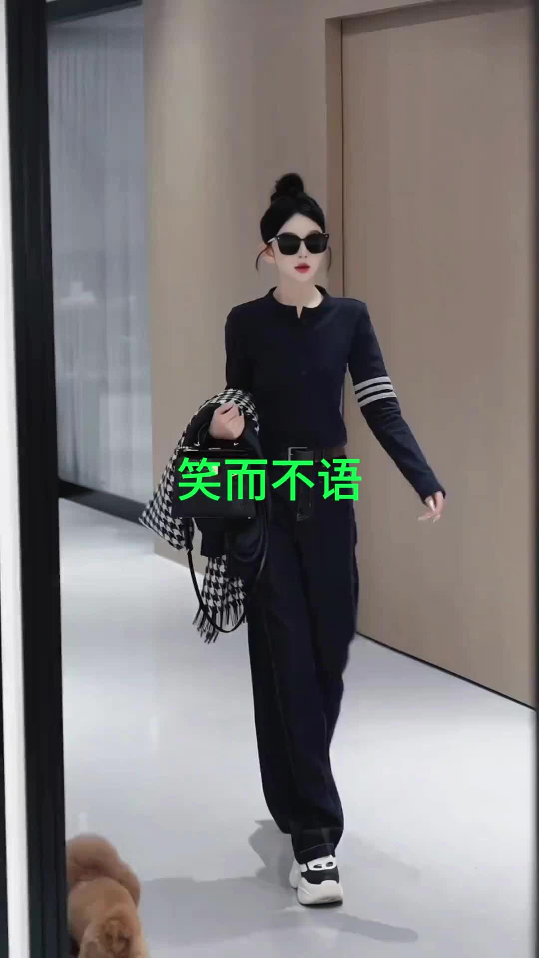 纽扣三条杠柔软棉T恤女春秋新款高贵显瘦百搭休闲长袖上衣潮#面料柔软舒适 #时尚百搭 #谁穿谁好看 #显瘦穿搭