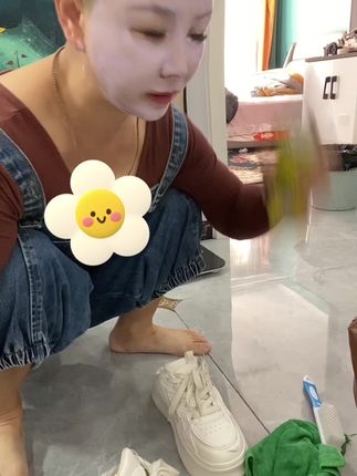 今天出门:小白鞋得清洗干净:主要是清洁汽车内饰的 我顺便把鞋洗洗