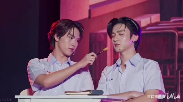 “尤金啪叽你们俩太会了!把日常生活做成舞台” 大半夜的我一直在尖叫,台下哥哥们磕疯了,躺着的我也磕疯了。遇到尤啪没有保持苹果肌扁平的义务。都来看尤金啪叽的双人舞台#ryujinpatji #dmd #patji #他泰 #ryujin