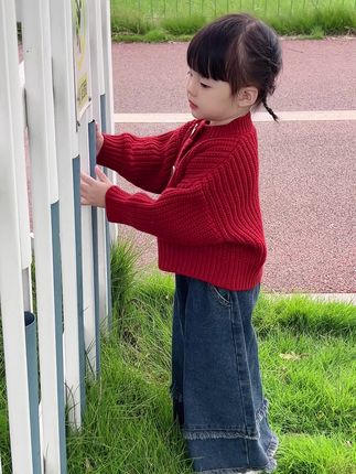 怎么说呢 就是希望她永远比我幸福一些因为她的妈妈是我 永远是我我时常告诉自己人间都是只来一趟 只要孩子开心快乐 怎么都行! 他很快就会长大 也就两三年吧 千万别急 别想太多 好好带娃 好好生活 万物有裂隙 那是光照进来的地方 与自己和解 不完美才是人生#生女儿就要这样穿 #我的女孩👧🏻 #潮童穿搭