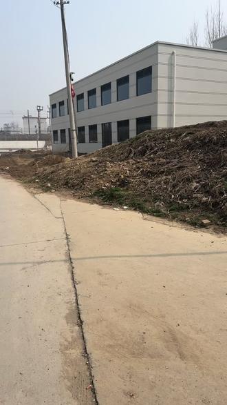 国兴村新大队对面的大坑是村集体的地,用来建设村广场滴。被上届村委花80万拉土填上滴,填完了以13万的价格出售了,出售以后这13万也没有到村委的账面上。村委出具的土地买卖合同是19年签的,这个大坑是21年村委花80万拉土填好滴,这里边倒儿是谁贪了这么多钱,建了厕所也不用,坑害滴都是老百姓们滴财产……必须严惩贪污腐败