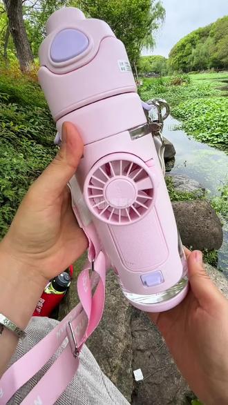爱屎了发明这个风扇水杯的人,太懂夏天了吧!我家女儿可喜欢了,就这颜值我也喜欢#学生党平价水杯 #学生水杯#风扇喷雾水杯#喷雾水杯#高颜值水杯