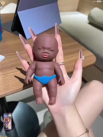 所以这个小黑娃叫什么名字呢~随便揉捏这么多好解压~#解压 #捏捏乐 #娜塔莎 #小黑娃 #解压玩具 @DOU+上热门 @巨量千川