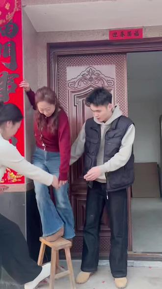 被弟弟扛在肩上的快乐 是全世界最踏实的安全感 虽然有点费弟弟 但姐姐想要 弟弟必须满足💖💖💖 #弟弟扛姐姐 #姐弟的快乐时光