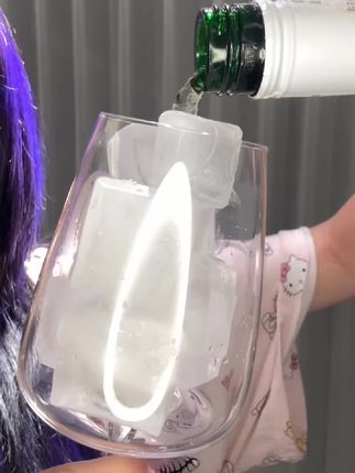 自从喝了这个青山解语…我的冰箱再也没有出现其他酒!#葡萄酒 #有点上头 #干了这杯酒 #微醺 #dmanner