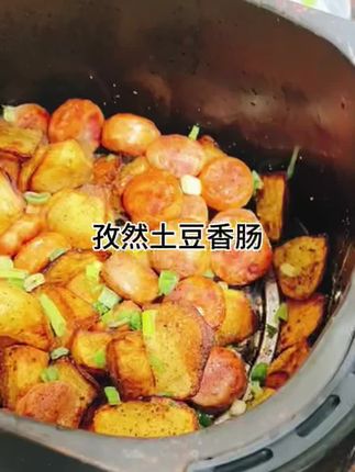 #创作灵感 救命!被这道香辣土豆烤肠香迷糊了🔥 土豆外焦里糯,烤肠滋滋冒油 撒上淄博烧烤料 香到邻居来敲门! 空气炸锅180度20分钟 懒人闭眼冲! #美食日常 #空气炸锅美食 #香辣土豆烤肠