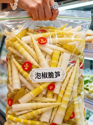 这款泡椒脆笋是我近期回购最多的~ 刚拆开包装袋,清新的笋香便与泡椒的鲜辣即刻交织,气味温和不刺鼻,却带着勾人的香气,瞬间唤醒沉睡的食欲。笋段被切得厚薄均匀,入口就是清脆的“咔嚓”声,口感爽脆利落,毫无老筋的粗糙感。细细咀嚼,泡椒的鲜辣与笋本身的清甜在舌尖层层散开,滋味愈嚼愈浓郁,回味悠长。 不管是搭配米饭、面条充当正餐佐餐,还是作为日常解馋的小零食,它都能完美适配,一口接一口,好吃到让人根本停不下来。#抖音美食推荐官 #强烈推荐 #零食推荐 #泡椒脆笋 #下饭菜