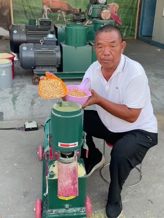 新款压轮转动磨盘不转的饲料颗粒机