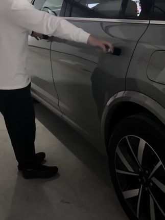 理想提车必改!迎宾灯让仪式感爆棚✨ 无损替换原车小白灯,LOGO一投,高级感立马有。#迎宾灯 #车门灯 #理想动态迎宾灯 #车门灯迎宾灯