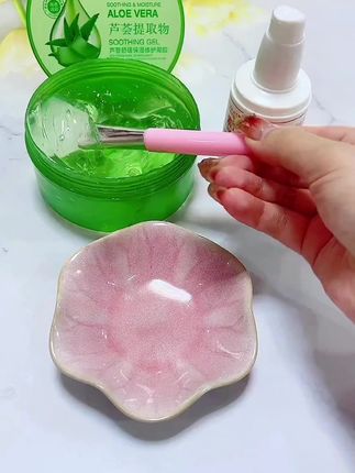 换季怎么少得了芦荟胶呢,拿来做灌肤,水润又保湿,皮肤起皮卡粉的姐妹学起来吧#芦荟胶 #护肤分享