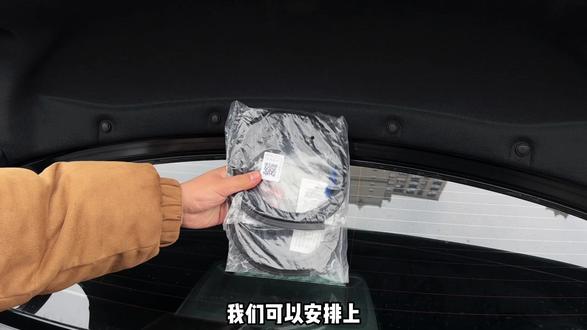 我们车辆平时后备箱中间这个凹槽容易积水,排不进侧面的排水槽,原因就是缺少了这一部分的密封条导致密封性不足,快来给爱车安排上提升我们的用车感受。#丰田#车品#丰田后备箱#汽车用品