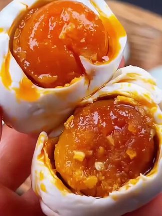 #咸鸭蛋 下饭神器-万能搭配 精选优质鸭蛋,古法腌制,每一颗都蛋黄饱满,轻轻一戳,红油滋滋冒,沙软口感让人欲罢不能!