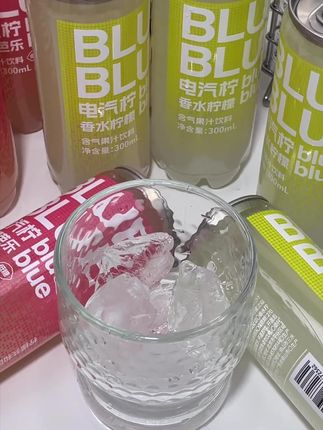 夏日必备饮品,柠檬芭乐香水柠檬气泡饮料#时尚饮品#夏日特饮 #冰爽一夏 #仙女都在喝什么 #网红饮料