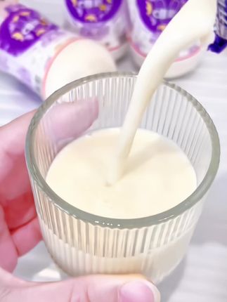 一口下去浓郁的坚果香在嘴里爆开!!细腻丝滑,清甜不腻!!好喝到直舔瓶盖!!冰镇后更是一绝!!趁划算没喝过的一定要试试!!!#仙女都在喝什么 #我超好喝 #好喝到心花怒放 #唯怡出小包装啦  #谁懂啊真的很好喝