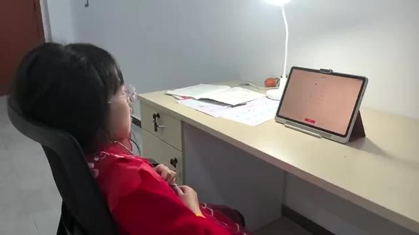 用学而思X5学习太方便啦,我自己就能跟着一站式学习桌面做预习、学新课、练题目,不用爸妈一直陪着啦。AI老师超贴心,我做题错了会慢慢讲原因,还会挑我不会的题让我练,不用刷好多重复的题,省了好多时间。英语口语练起来超有趣,会按我的水平配简单的对话,我敢大声说啦,作文还有AI一步步批改,教我怎么写更棒。