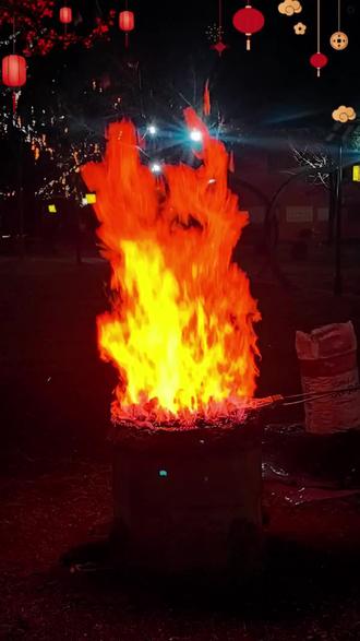 大年初二,鸣凤山在打铁花。