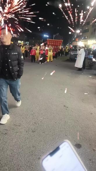 如果错过初三.四.五小孩版的板壁龙灯,千万 不要错过十三.十四.十五大人抬超大版的#队伍举着横幅超有氛围感🥳 你那里过年有这样的热闹吗?