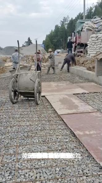 水泥稳定碎石摊铺施工
