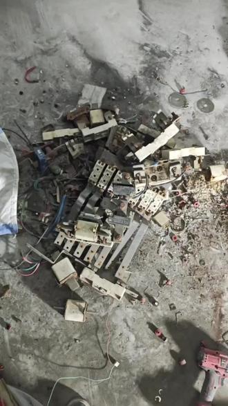 看来收金属还是比较容易捡漏的#资源再生 #电力建设 #熔断器纯银片 #循环经济 #银点铜