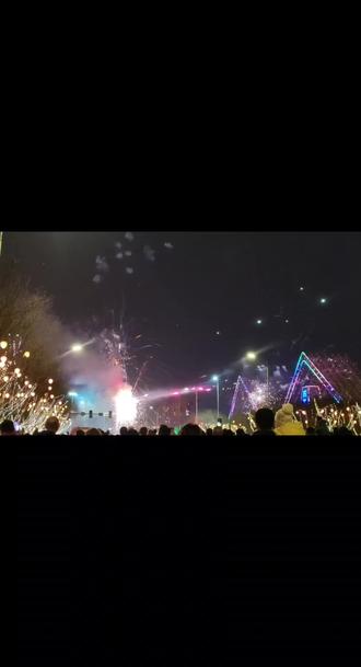 烟花升空,心事慢慢放轻。
#晒晒你拍到的绝美夜景 #嗨翻全场猜猜这是哪儿 #老杆 #烟火向星辰所愿皆成真 #烟花秀