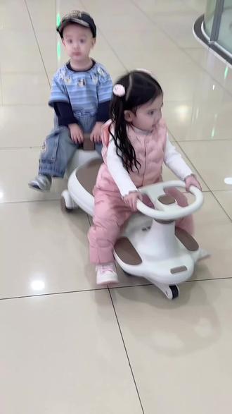 自从有了这台扭扭车,每天都要出去玩两圈,丝滑稳固不侧翻,承重力很强,还很轻便好拿#遛娃神器 #儿童车 #扭扭车 #多功能扭扭车 #儿童扭扭车