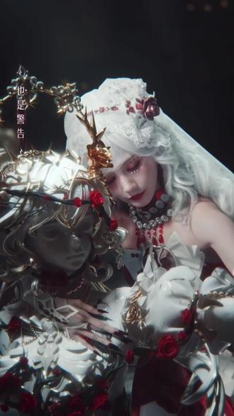 像Robert wun 24春夏高定秀时的血色婚纱,恐怖美学,极具戏剧张力 #李一桐 #李一桐cos暮色玫影 #李一桐和平精英