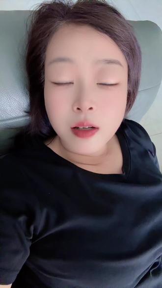 #六一儿童节,愿我们永远揣着一颗纯粹的童心。今日开盘,大黄依旧在千点附近慢悠悠震荡,小白徘徊在17.5下方,稳稳停在17.27点位来回盘整。没有剧烈的起伏,只有温柔的小幅跳动,盘面的每一次起伏,都像一个个灵动的音符,在眼前谱成一曲轻快的小调。褪去浮躁,把行情当作一场有趣的小游戏,不纠结涨跌,只享受陪伴的过程。以童心看待市场,自在观望,轻松相伴,在起落之间寻一份悠然与快乐。