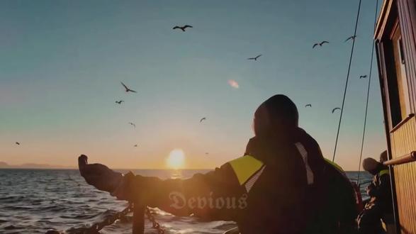 弘一法师说:
"万事万物皆有定数,凡事不可强求而行。只要尽力而为,方可随缘自在。如善,你所有失去的,上天都会加倍还你;如恶,你所得到的,上天都会让你加倍偿还。"
种什么因,就结什么果,世间万物皆有因果。今日果,昨日因,今日因,明日果,众生畏果,佛家畏因。
人生有运也有命,知因果,懂善恶,但行好事,莫问前程。生命就像空谷回声,送出什么,它就送回什么;给予什么,就得到什么。人生你无论怎么精心策划,都抵不过一场命运的安排。你以为错过的遗憾,其实可能是躲过了一劫。万般皆是命,半点不由人,人生各有各渡口,各有各。
人有善念,天必佑之,你尽管善良,上天自有安排。哪怕普普通通的善良,都有了不起的好运,相信善良终归有回报,不在眼前,必在将来。