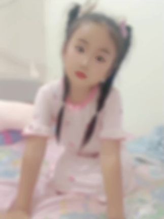 宁愿宠出一个任性的女儿,千万不要逼出一个懂事的女儿,每个懂事的女孩,都要咽下不为人知的委屈,他会压抑自己的情绪去成全别人,懂事是真的懂事,委屈也是真的委屈,当所有人习惯了她的懂事,有一天稍微不顺他们意,在别人眼里就是无理取闹,面对外界会活成一支军队,而面对自己却是一座孤岛,崩溃又抑郁,我的女儿大胆向前,不要委屈自己,我愿意为你的任性买单。